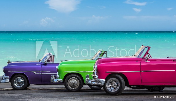 Bild på Drei amerikanische Oldtimer am Strand von Havanna Kuba